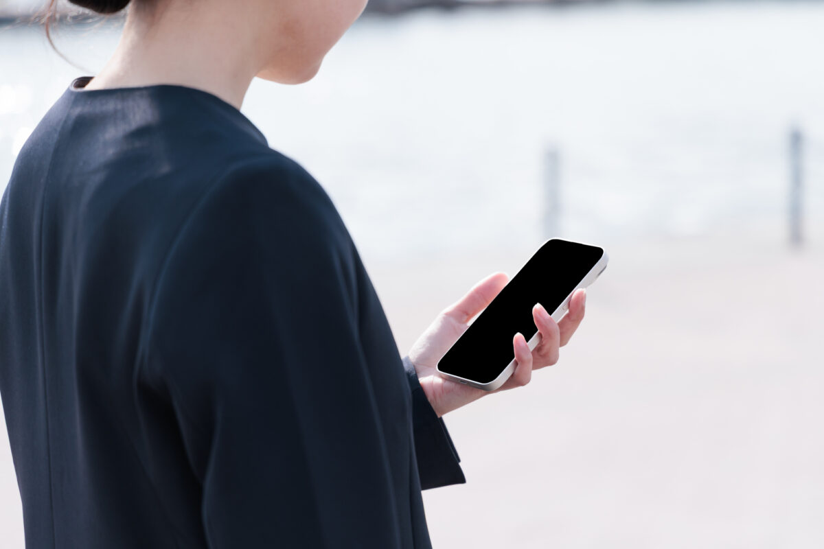 スマホ操作で腕や指が しびれるのは 「肘部管症候群」かも？