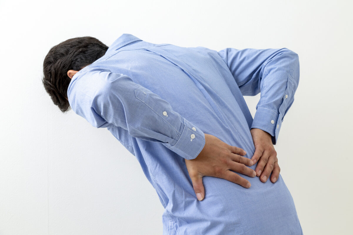 その腰痛、実は癌のサインかも！？ 放置してはいけない腰の痛み