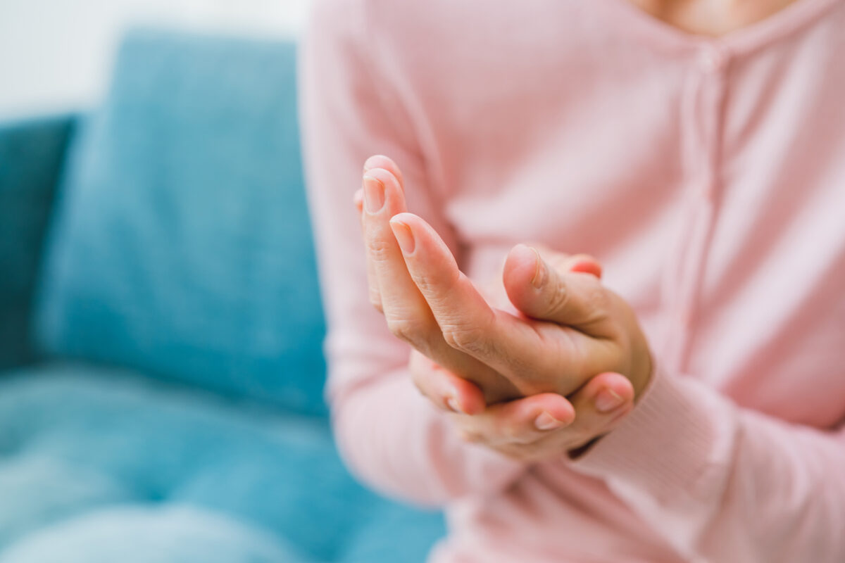 その手首の痛み、 曲げにくさや腫れは「腱鞘炎」
