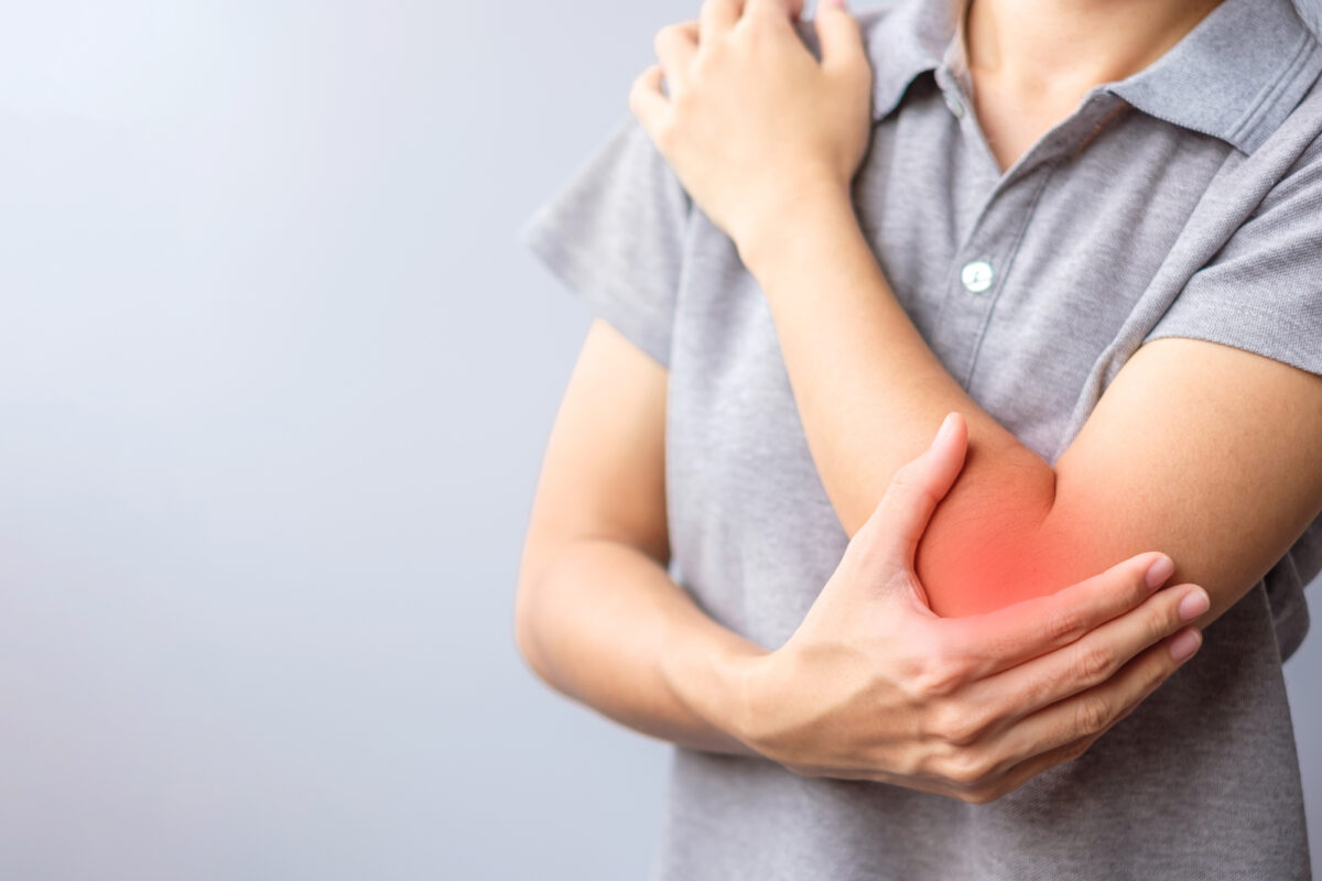手首や肘を使うと痛む「テニス肘（外側上顆炎）」とはどんな病気？